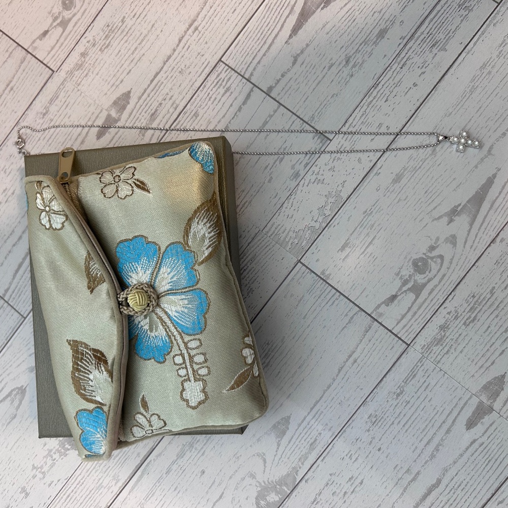 Silver necklace with pearl cross pendant